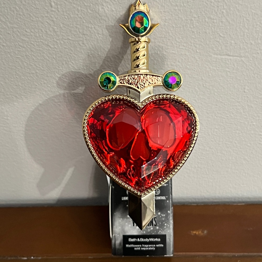 Bath & Body Works Disney Villains Evil Queen Heart Dagger Wallflower Plug Light